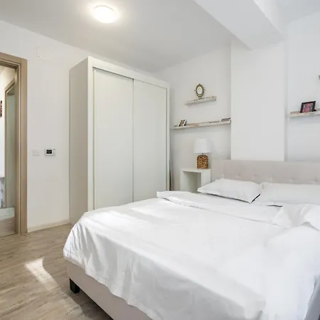 The Painter - Timpuri Noi 1br With Parking Apartament