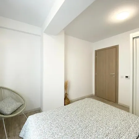 The Painter - Timpuri Noi 1br With Parking Bucarest